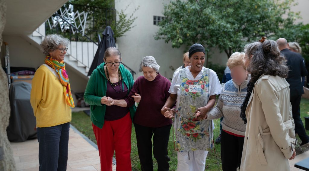 Auxiliaire avec seniors